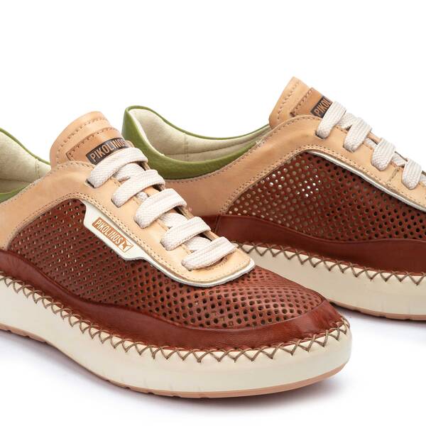 Zapatilla perforada de mujer 'Mesina' - Mix rojo - ChaplinshoesZapatilla perforada de mujer 'Mesina' - Mix rojoPikolinos