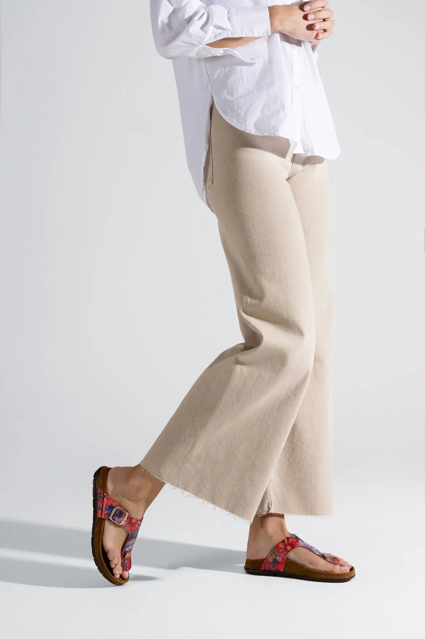 Sandalo da donna con punta scorrevole 'Rodigo' - stampa fiori rossi - ChaplinshoesSandalo con punta scorrevole da donna 'Rodigo' - stampa fiori rossiRohde